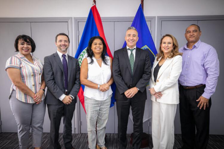 The signing ceremony took place today at IDB Invest’s office in Belize, with the participation of CID General Manager, Tomas Bermudez, Rocío Medina Bolívar, IDB Group Country Manager in Belize, Marisela Alvarenga, IDB Invest Division Chief for Financial Institutions, and Filippo Alario, BBL Executive Chairman